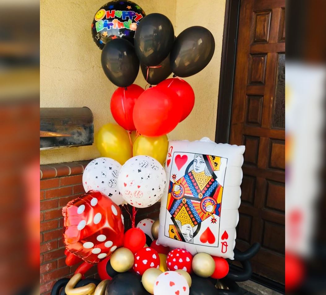 Casino Theme Jack And Queen Cluster Balloon Bouquet